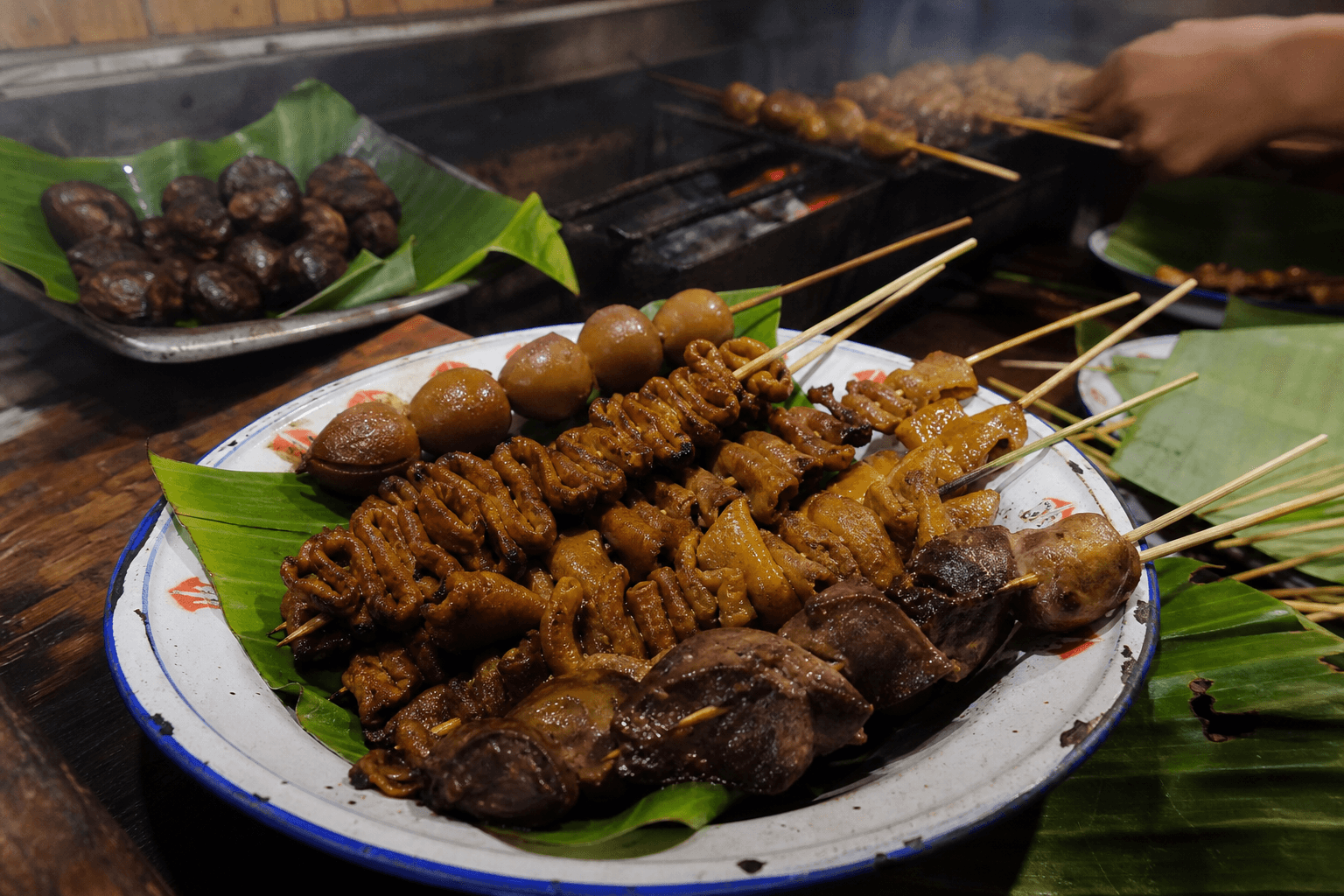 Sate Usus Bakar, Usus berbumbu, dibakar sampai wangi.