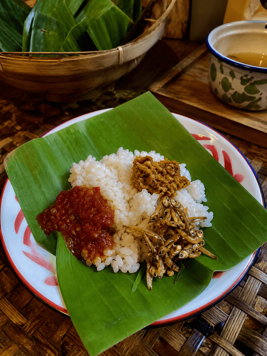Nasi Kucing Teri Sambal, Nasi pulen, teri gurih, sambal bawang.